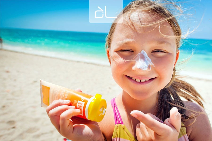 استفاده از ضدآفتاب برای محافظت از پوست در برابر اشعه‌های مضر خورشید ضروری